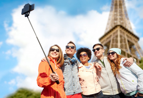 A group of young learners taking a selfie in front of Eifffel tower
